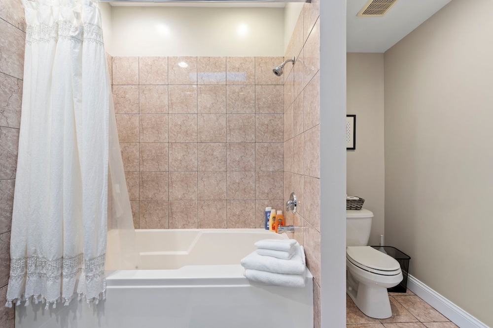 Spacious Luxury Retreat 8 Bed Oasis With 6 Baths