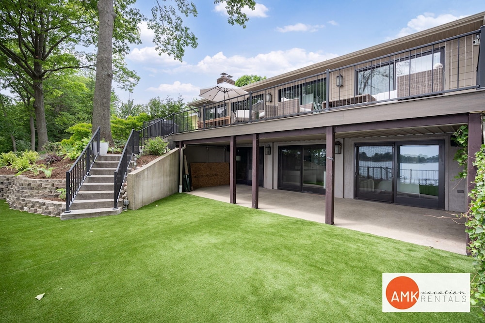 The Glistening Grape - Lakeside Getaway