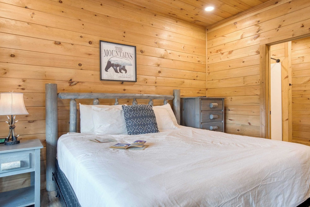 Lions Landing by Avantstay Sleeps 18 Hot Tub Game Room Views Near Pigeon Forge