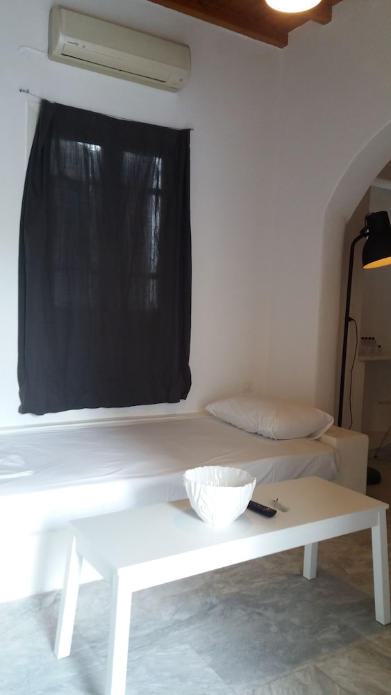 Manos Rooms
