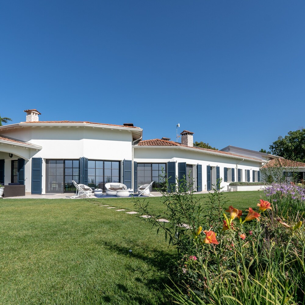 Charming Green and Blue Villa by Wonderful Italy