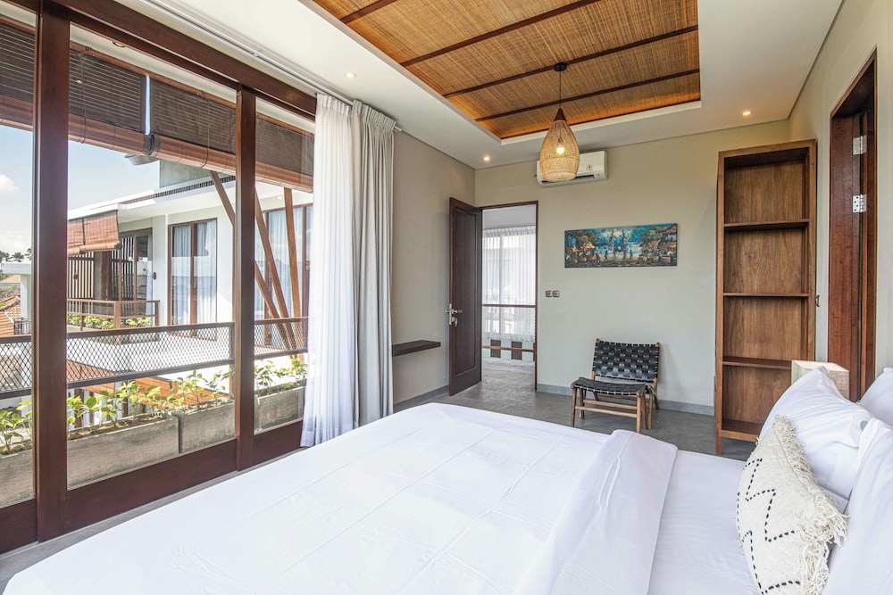 Luxury 5-bedroom Canggu Beach Villa With Scenic Ri