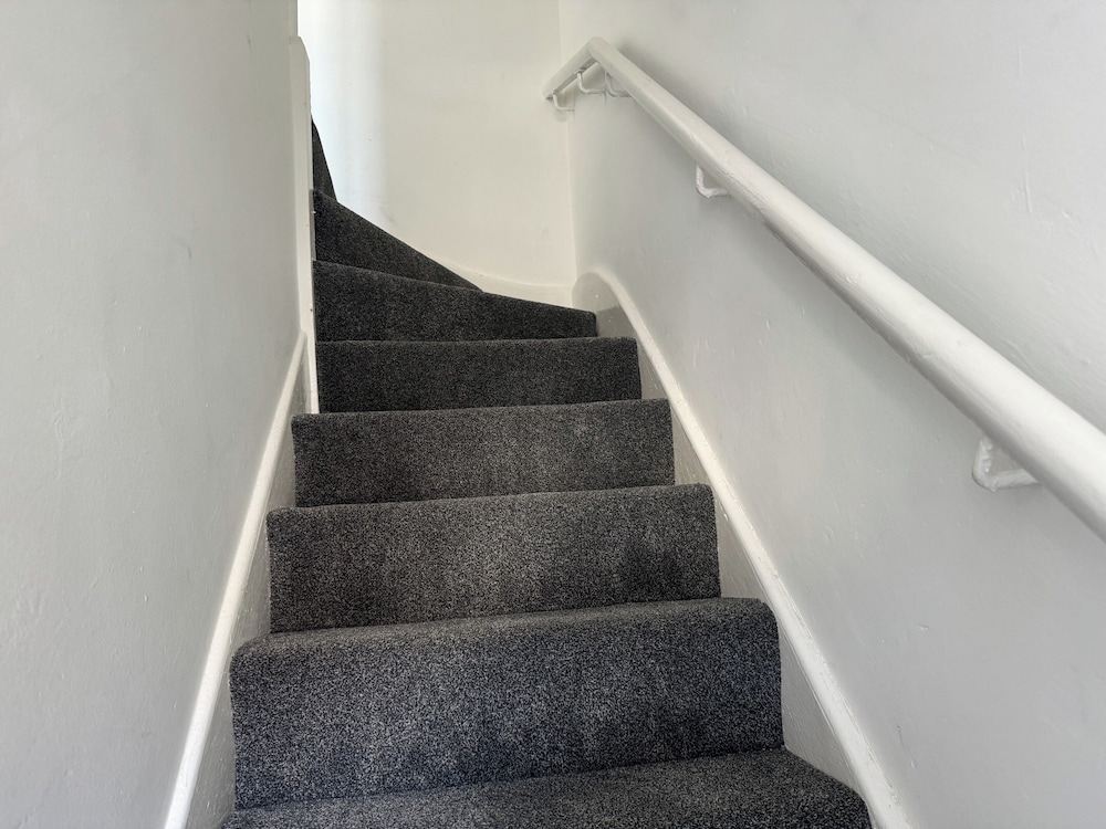 Knotty Ash - 3 Beds - Sleeps 6 - On-site Parking