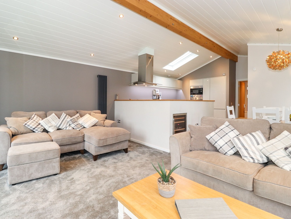 Loubi's Lakeside Lodge