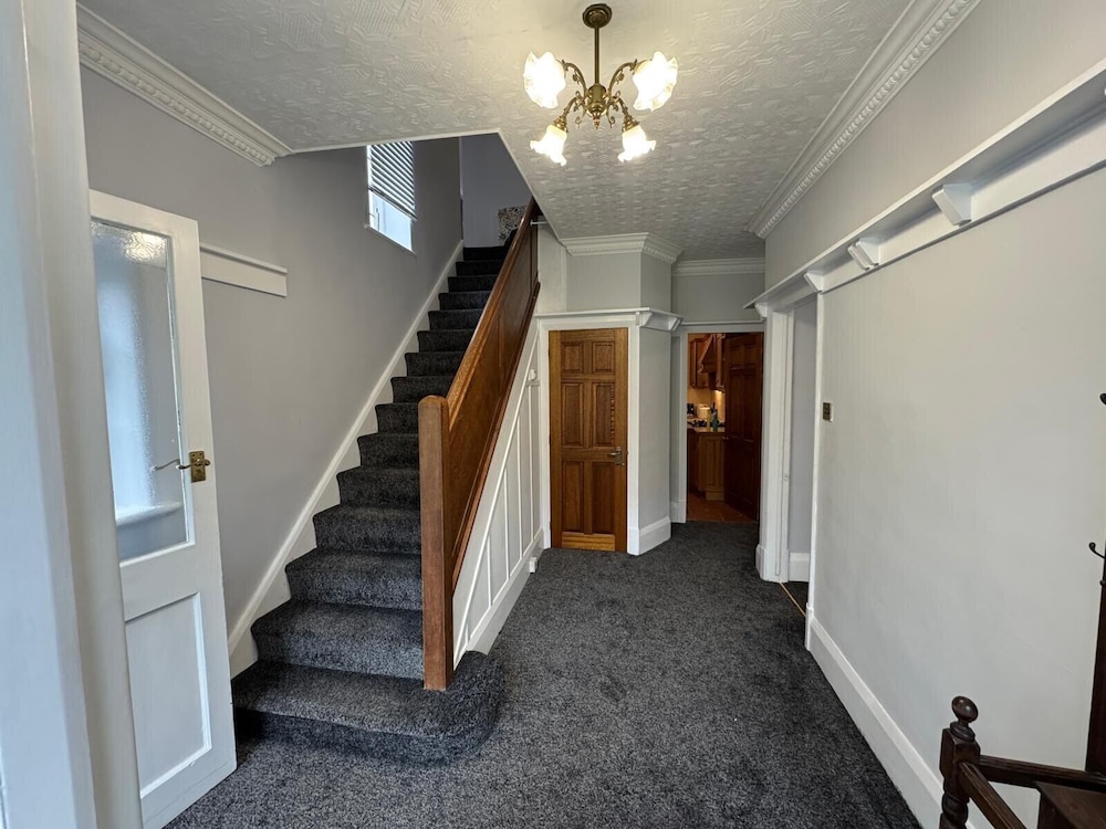 Buxton 5-bed Retreat - Sleeps 11, Parking & Garden