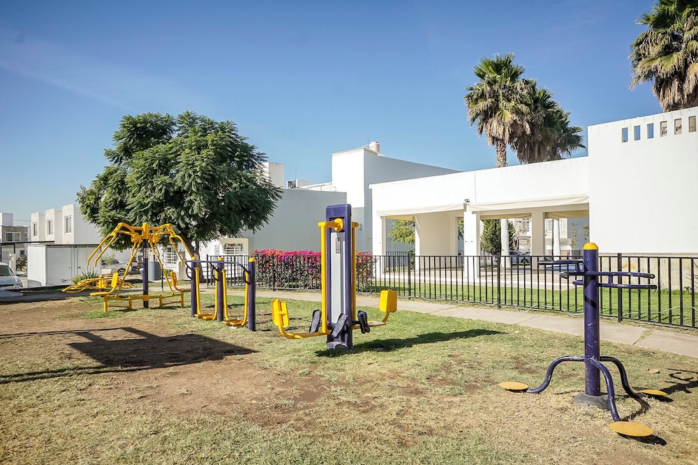 Family House with Pool & Garden in Leon