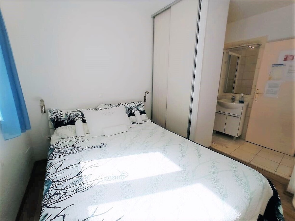 Cute apartment in stone house near sea