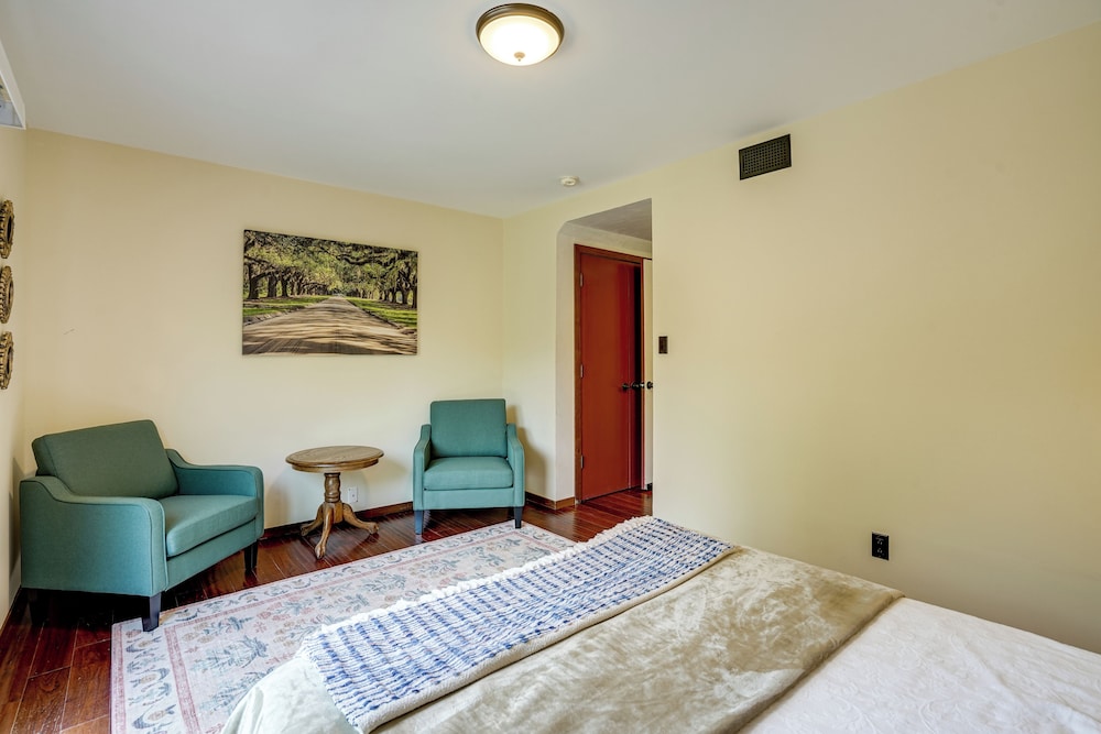Near Golf, Trails & Parks: Lush Pinole Retreat