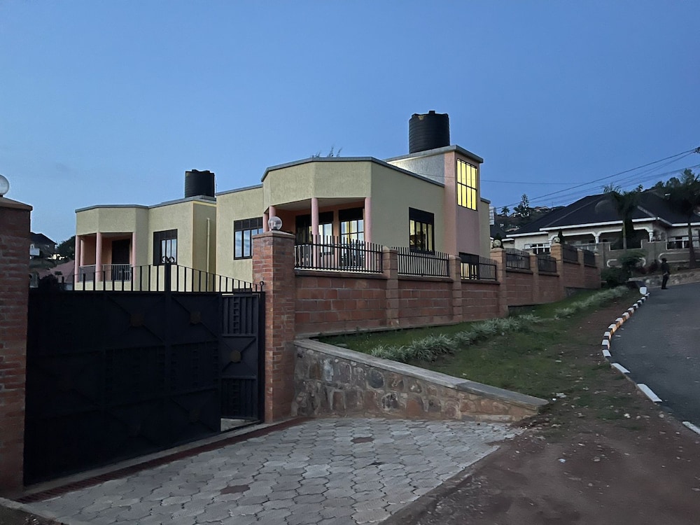 The Mugabi's Spacious Private Room