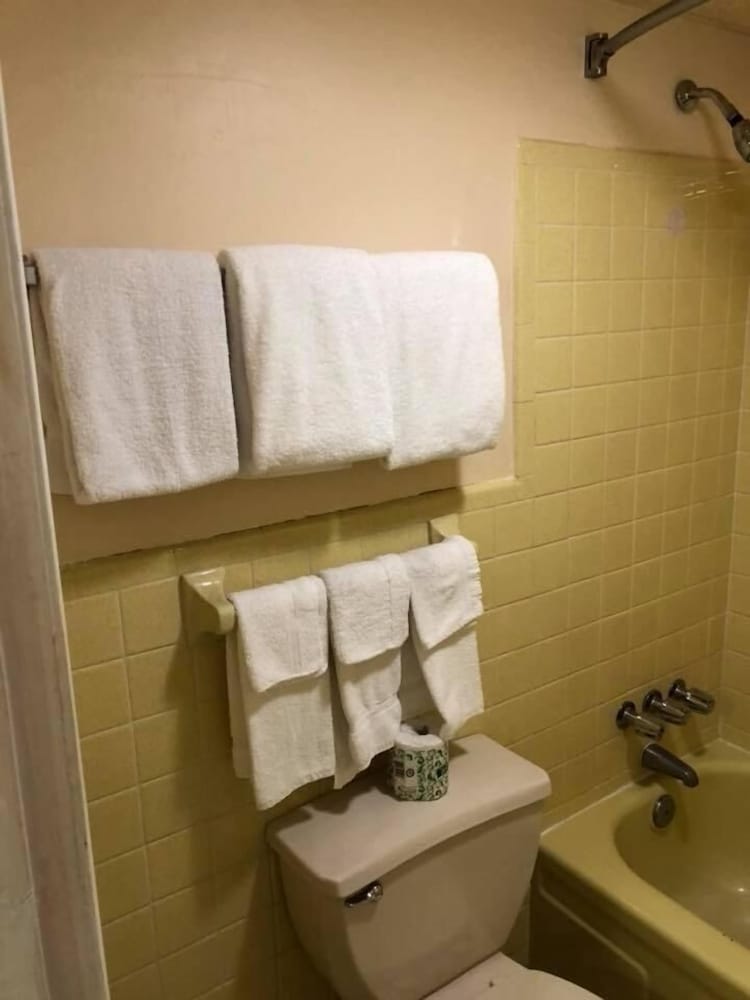 Scottish Inn & Suites