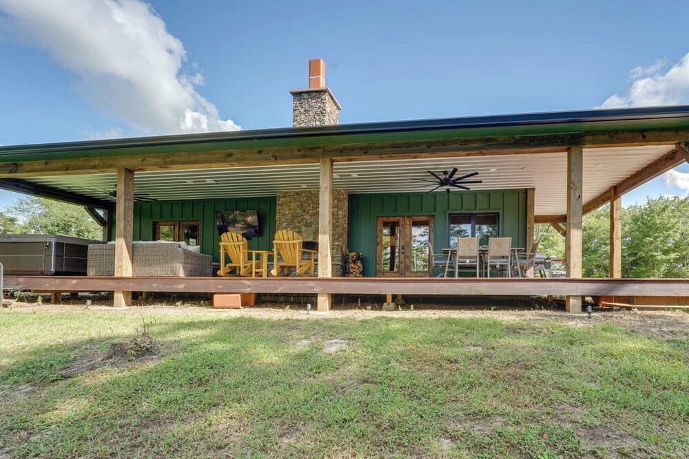 400 Acres on Lavender Mtn: Getaway w/ Hot Tub!