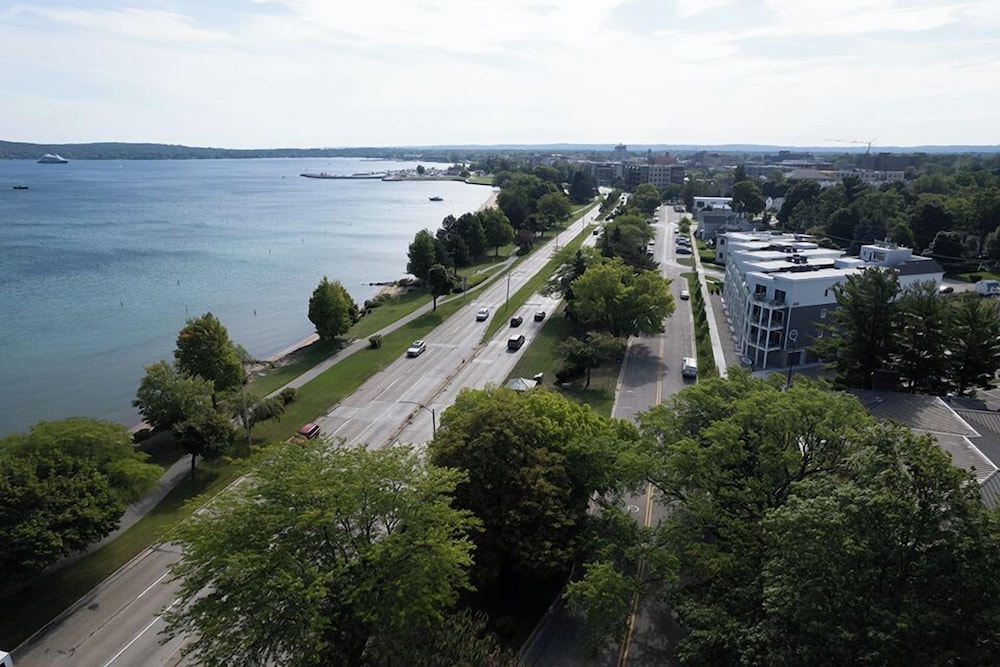 539 Bay St. Lake View Condo Unit 203E view 4