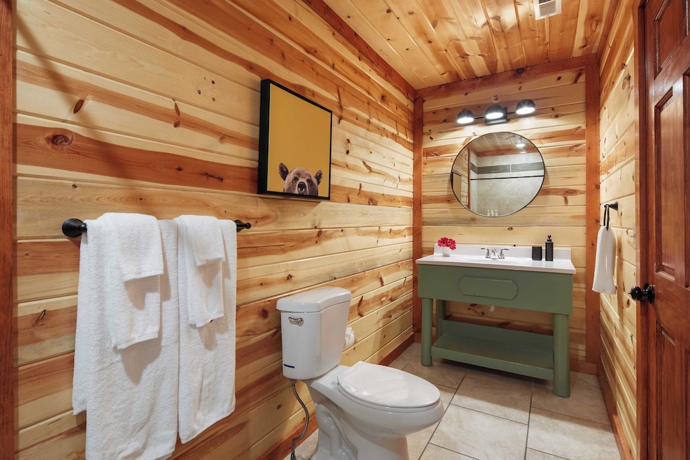 Smoky Ridge by Avantstay Renovated Cabin w/ Indoor Pool Game Room + Theater