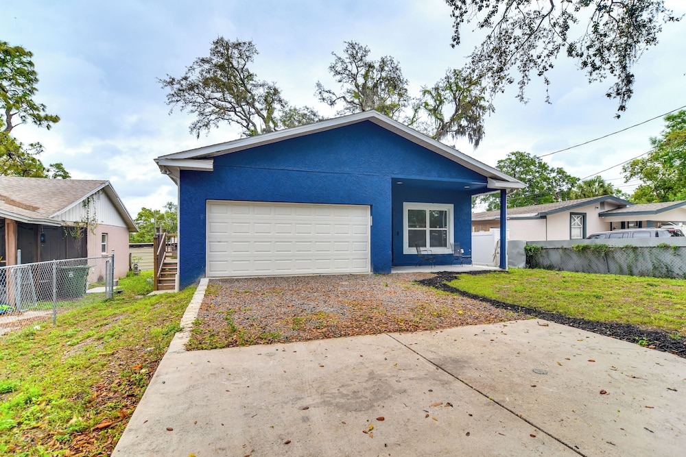 Close to Attractions: Tampa Retreat w/ Yard!