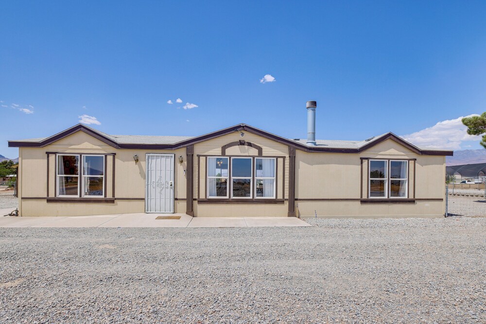 6 Mi to Downtown Pahrump: Scenic Desert Retreat