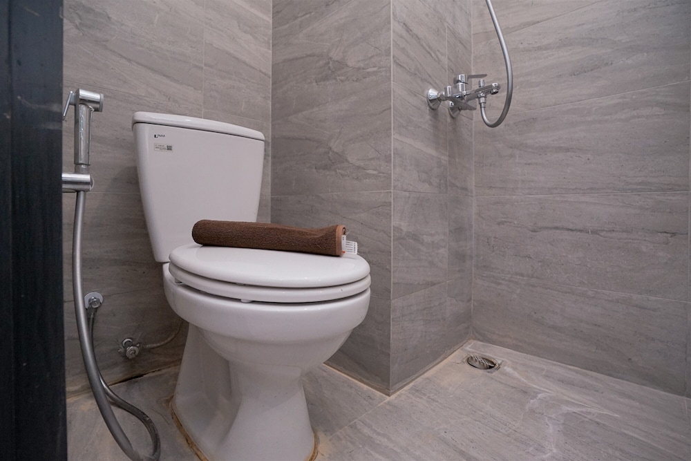 Fully Furnished and Homey Studio Collins Boulevard Apartment