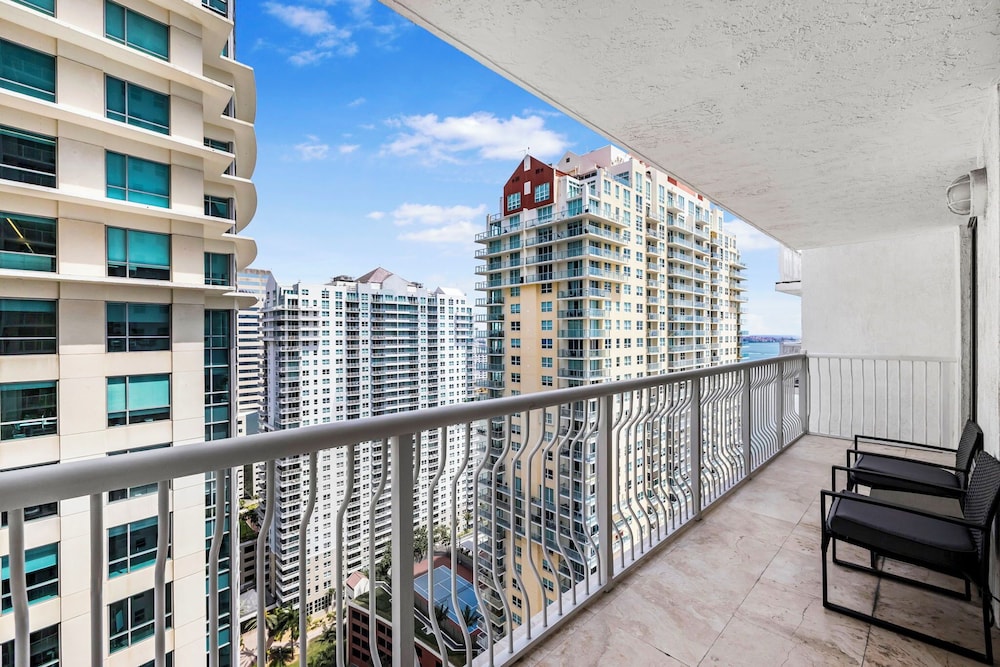 Chic Condo in Brickell Pool & Gym
