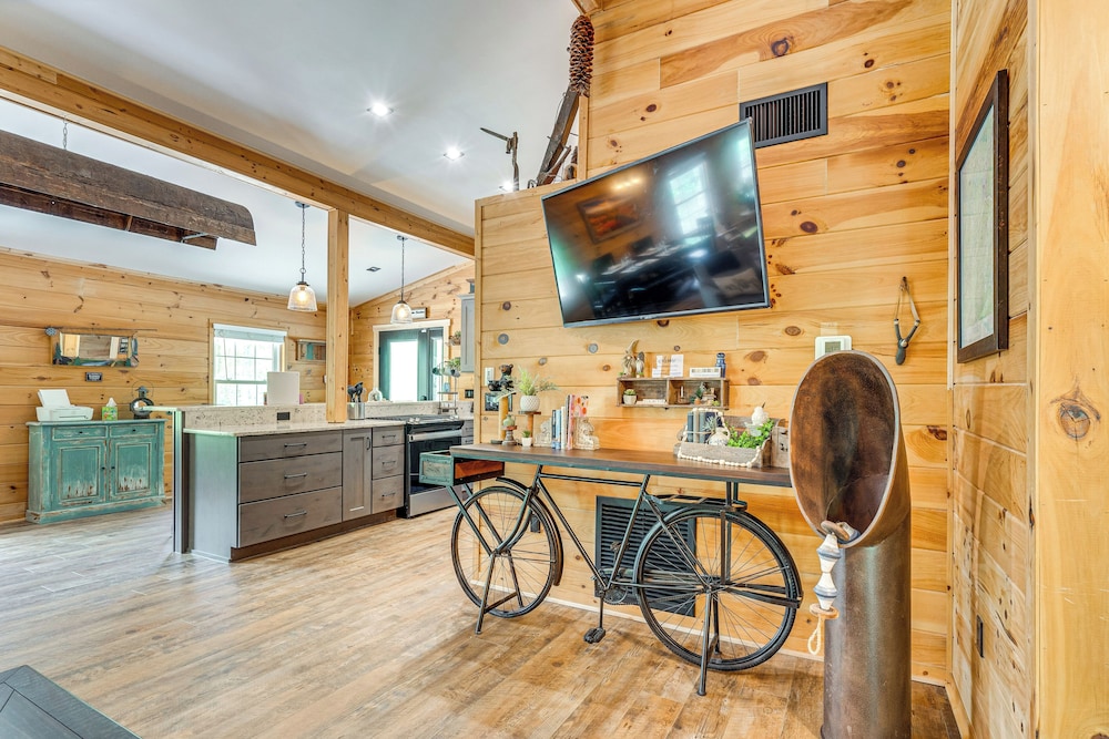 Modern Creek-front Cabin w/ Deck & Views in Murphy