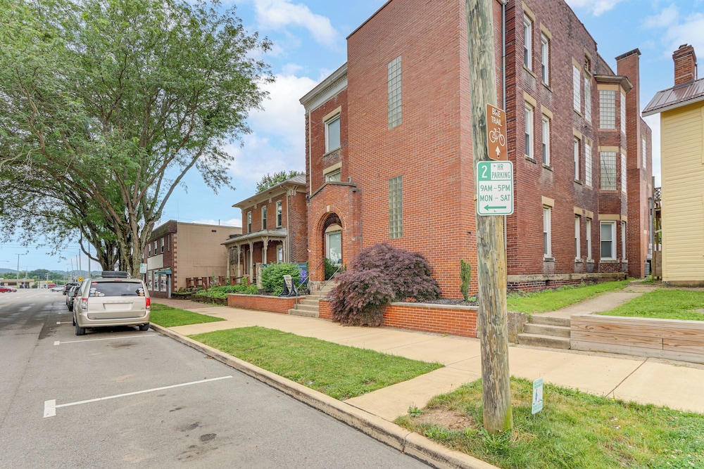Downtown Apt: 23 Mi to Hocking Hills State Park