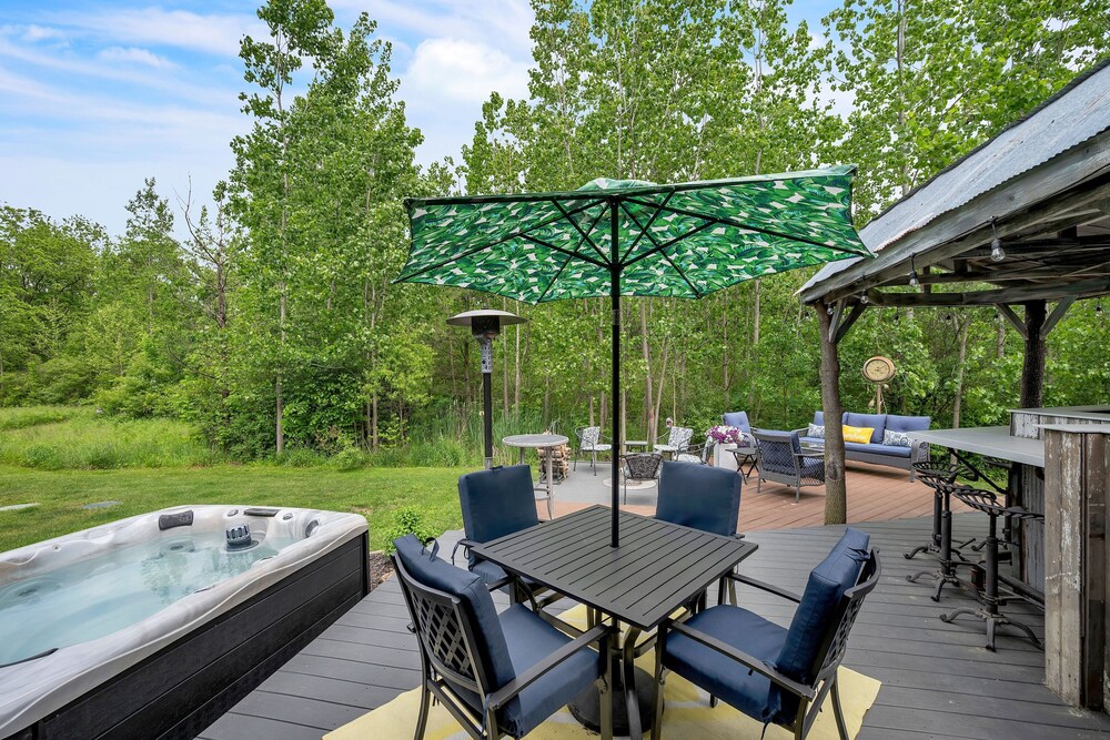 Lakeside Retreat With Hot Tub & Game Room 3 Bedroom Home