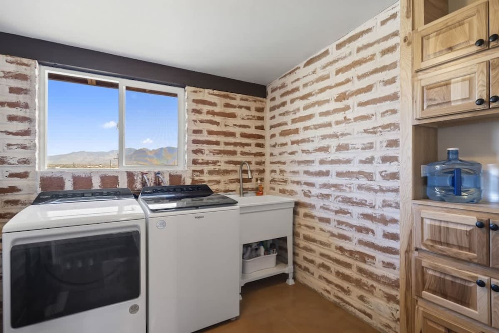 Panoramic Mountain Views Heated Pool 2 Kitchens