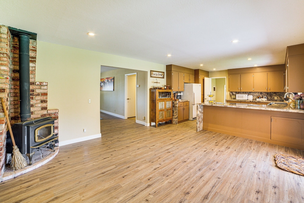 Fenced Yard & Outdoor Bar: Hillside Paicines Home!