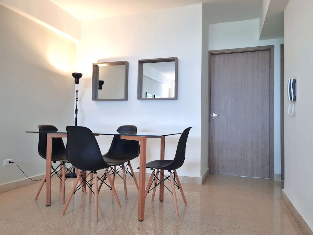 w Modern 2BR In La Cresta