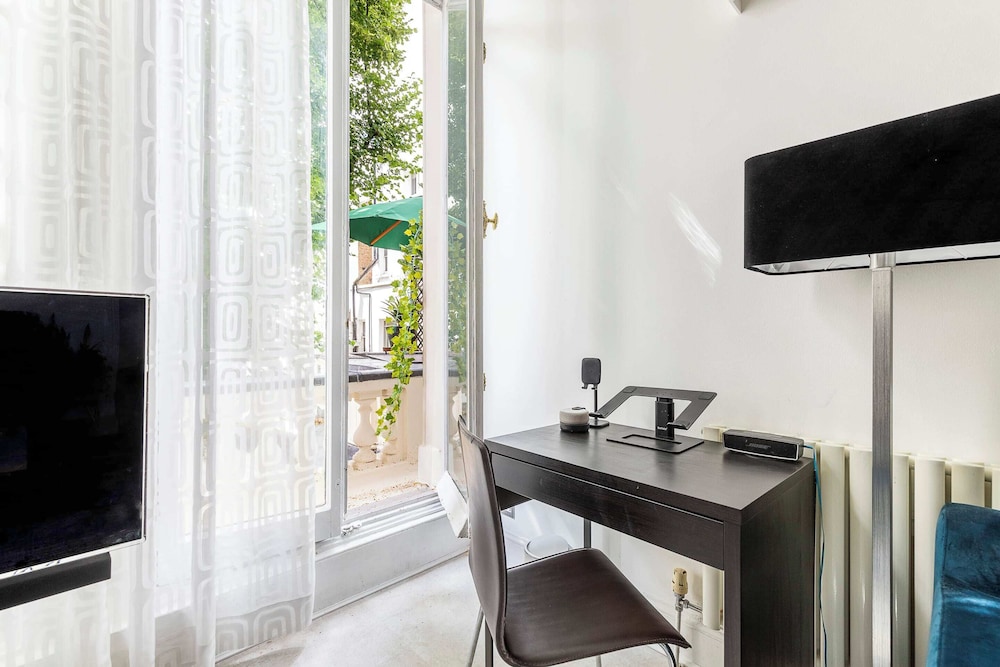 Classic Victorian Flat With Terrace