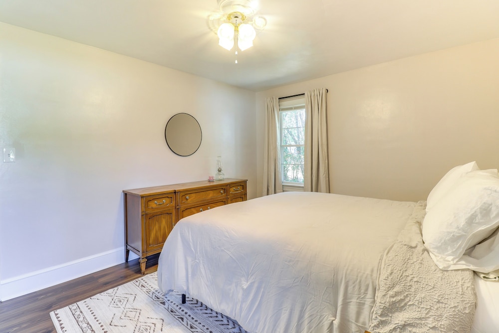Walk to Chowan University: Dog-friendly Retreat