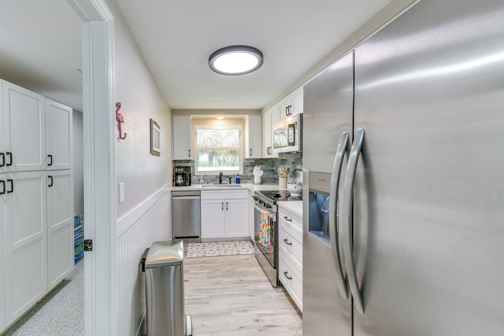 2 Blocks to Beach: Tropical Retreat in Anna Maria