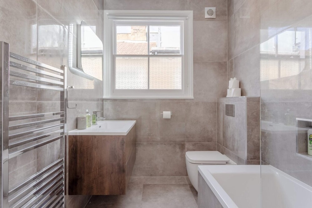 Stunning 3 Bedroom 2 Bath in Fantastic Location