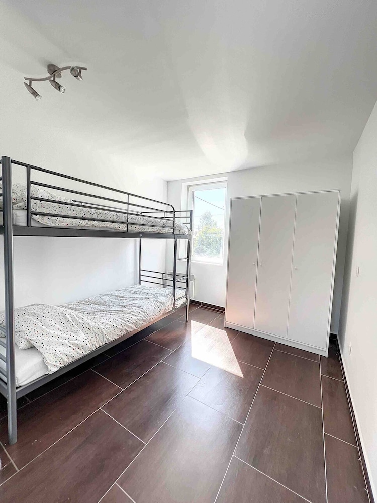 House With Free Parking 15min From The Airport view 3