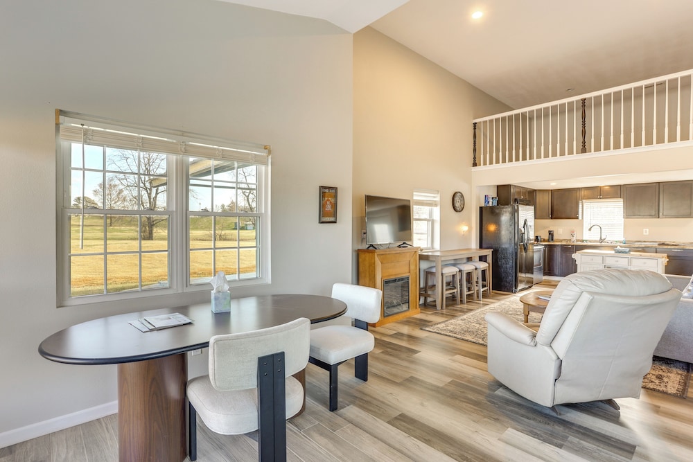 Golf Course Views: Oakland City Retreat