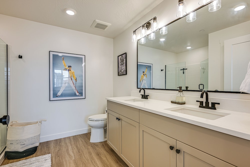 25 Mi to Zion: Rock 'n' Roll Condo w/ Mtn View!