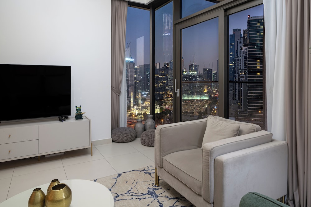 Delujo Stays – Burj Crown Collection