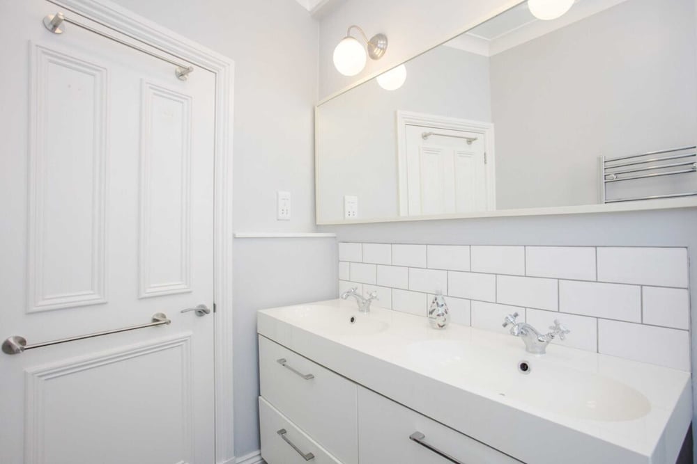 Stylish & Modern 3 Bed Flat in NW London With Garden