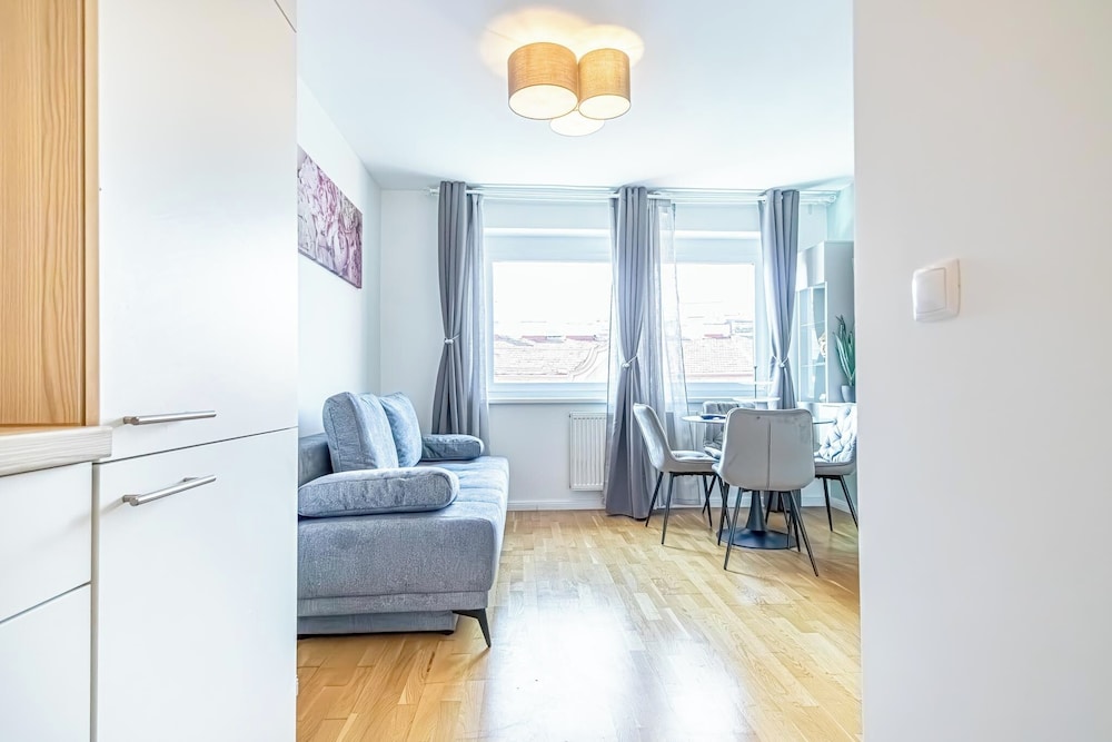 9 Min Metro City Center 1BR 1LR Apt