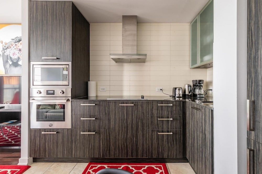 Classy 1 Bedroom Condo on 32 Floor in Downtown