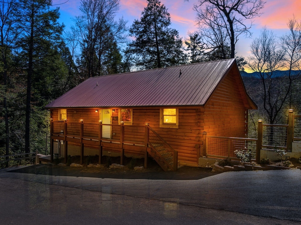 211 Misty Mountain Getaway 4 Bedroom Cabin