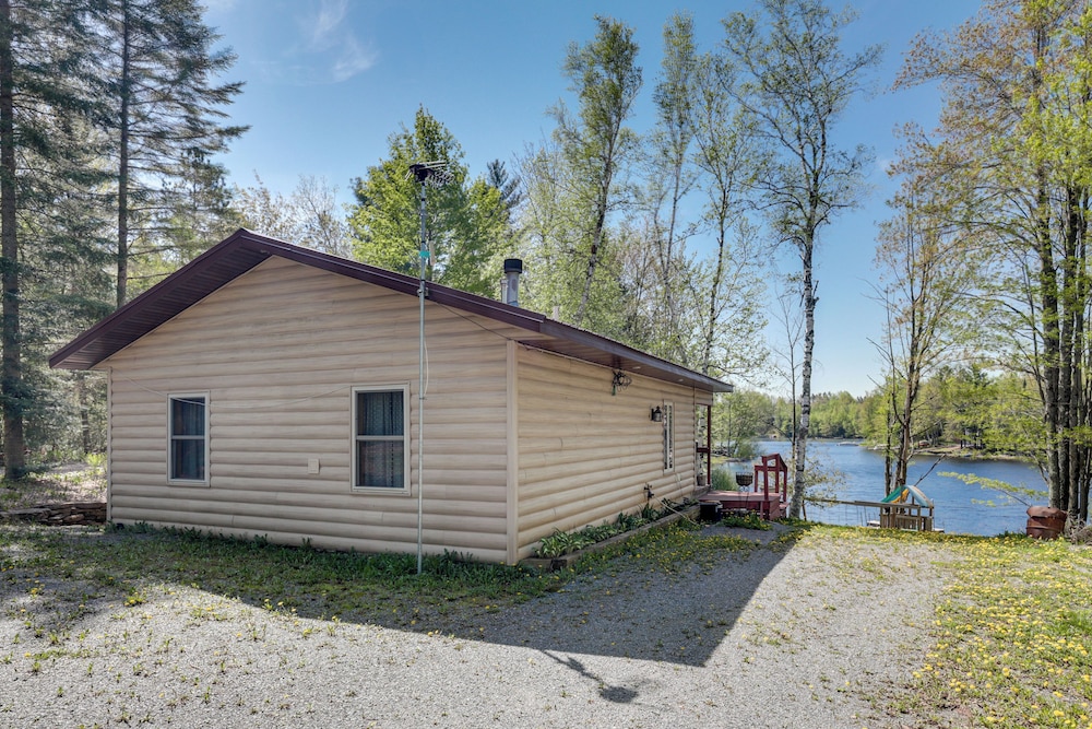 Lakefront Family Cabin w/ Views in Medford