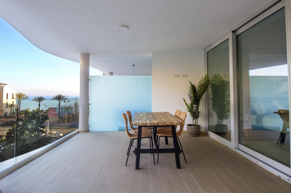 Sea View Apartment Near The Beach