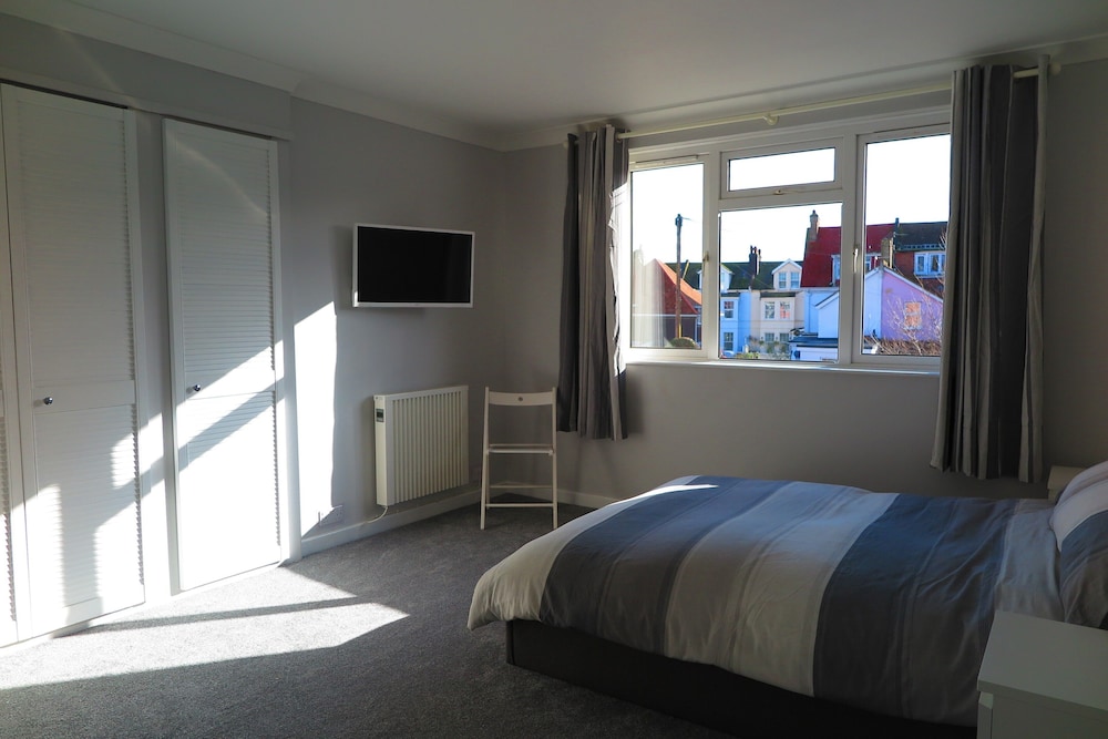 Esplanade Court Apartments With Seasonal Swimming Pool view 5