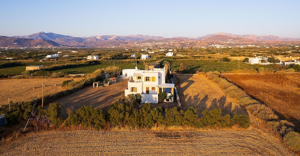 Villa Billia Cheerful 4 Bedroom Home w Ocean View