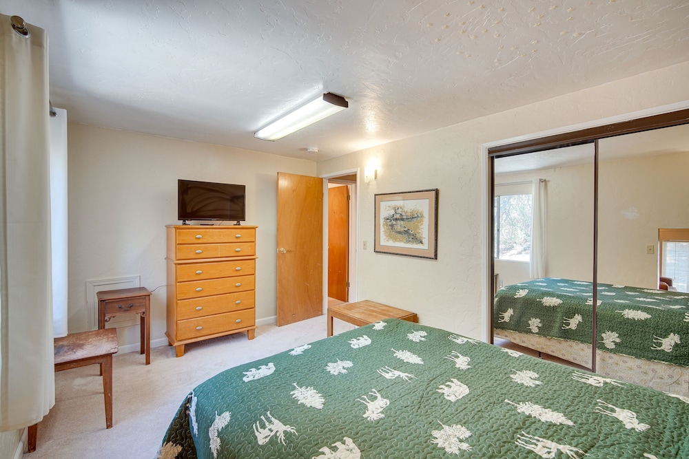 Quaint Big Bear Home w/ Hot Tub: 4 Mi to Skiing!