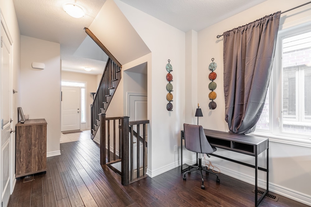 Modern 3BR 2BA Townhome in Lakeshore