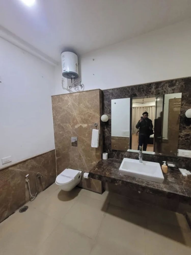 Fabhotel Delight Suites