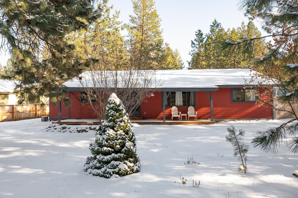 Quiet River Bend Cabin by Avantstay 35 Mins to Mt Bachelor 10 Mins to Town Centre Hot Tub