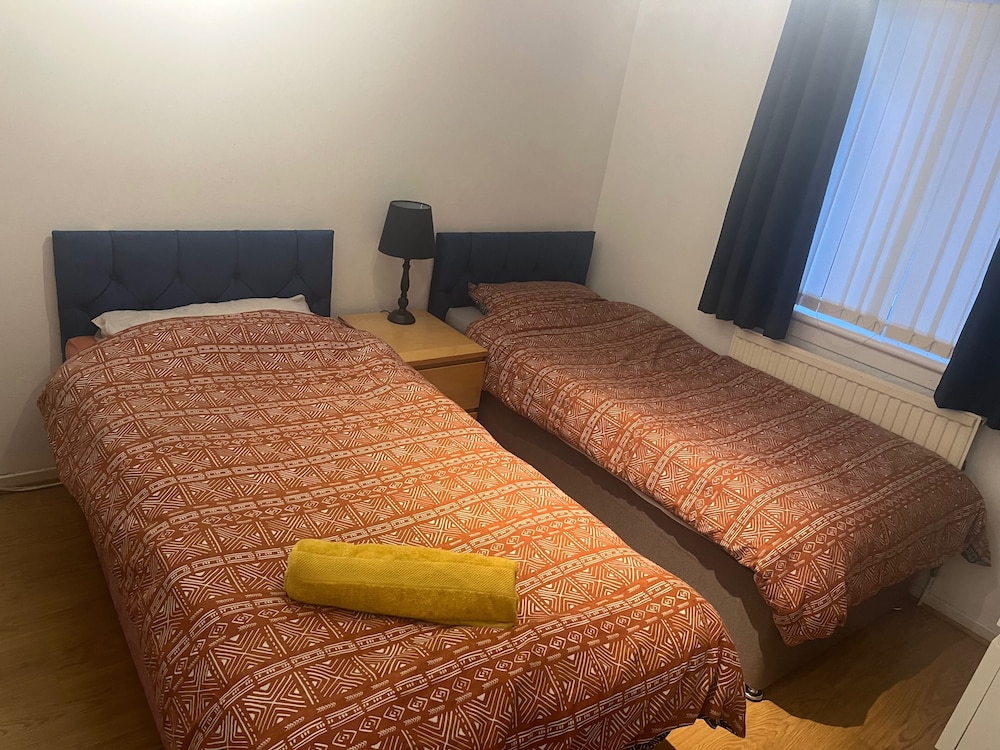 3 Bedroom House Ideal for Contractors Sleeps 6