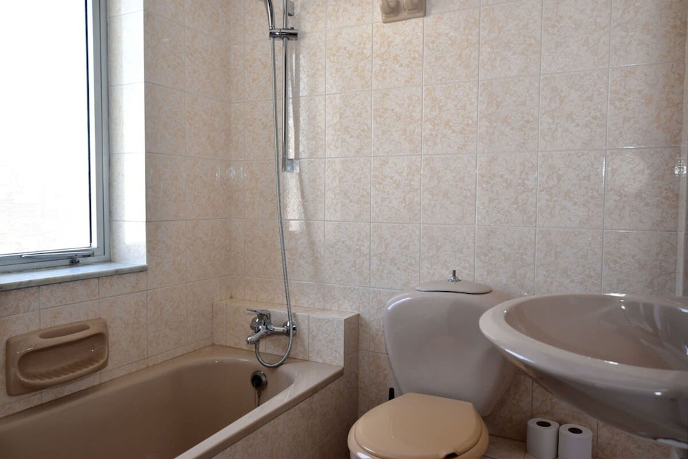 Sea View Spacious 2 Bedroom Central Apartment