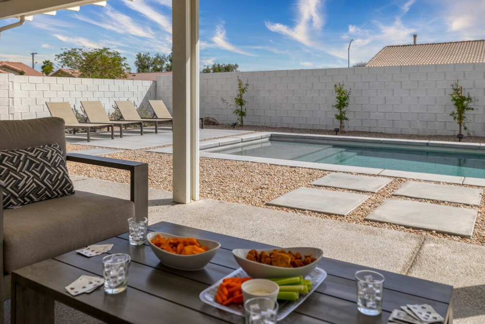 Montego by Avantstay Private Yard w/ Pool & Hot Tub